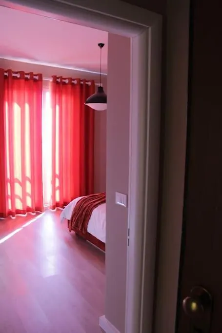 Sunny Home Overlooking Tirana 0*,